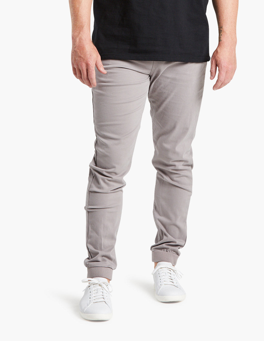 Gray joggers for men, ideal for travel, featuring a comfortable fit.