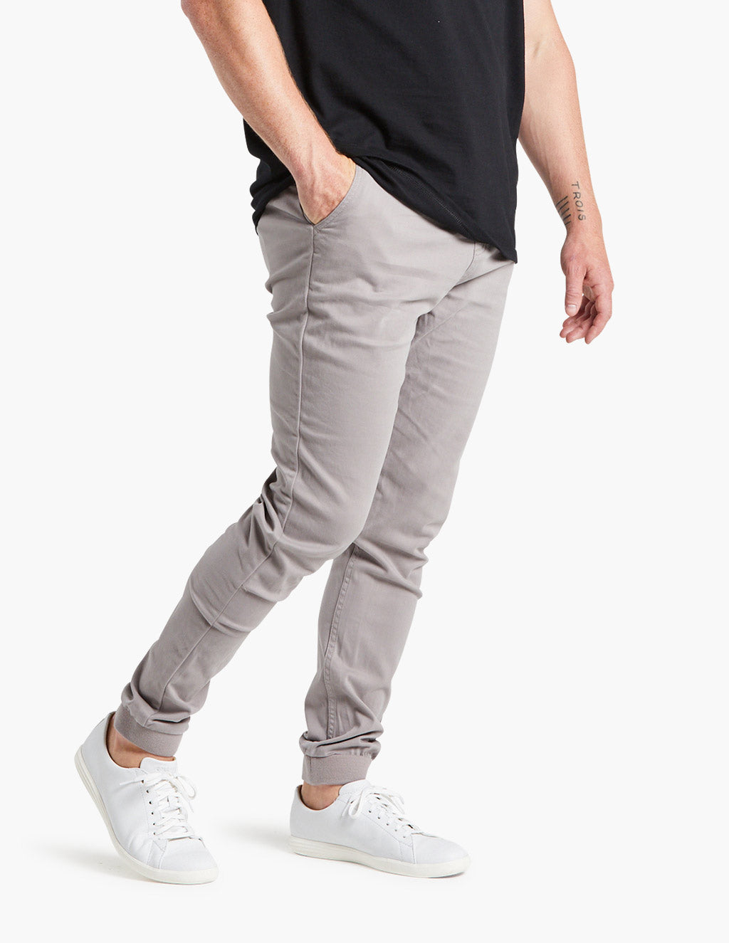 Gray joggers with pockets, ideal for travel
