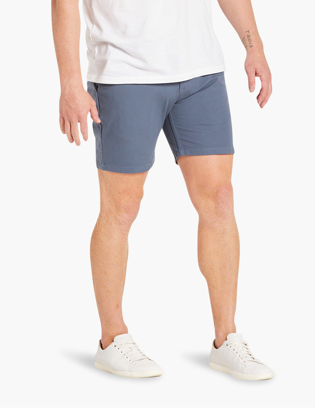 Men's stretch chino shorts in blue, made from lightweight, bi-stretch material.