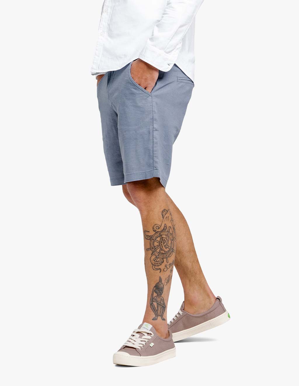 Men's blue stretch linen shorts with pockets, perfect for summer.